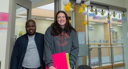 Two students in doorway to advising office.